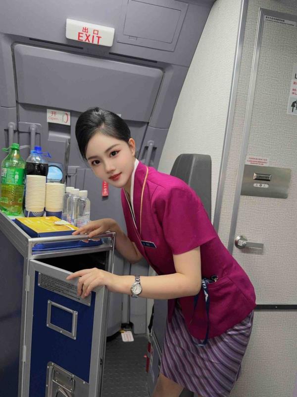 暑期在飞空姐西桢