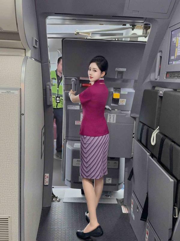 暑期在飞空姐西桢
