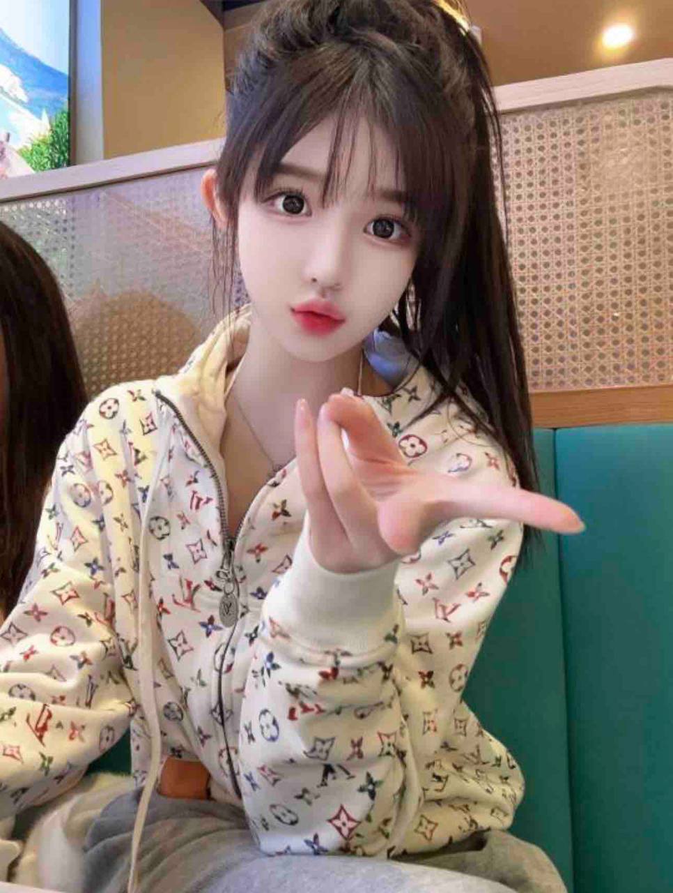 打扮洋气学生凌薇