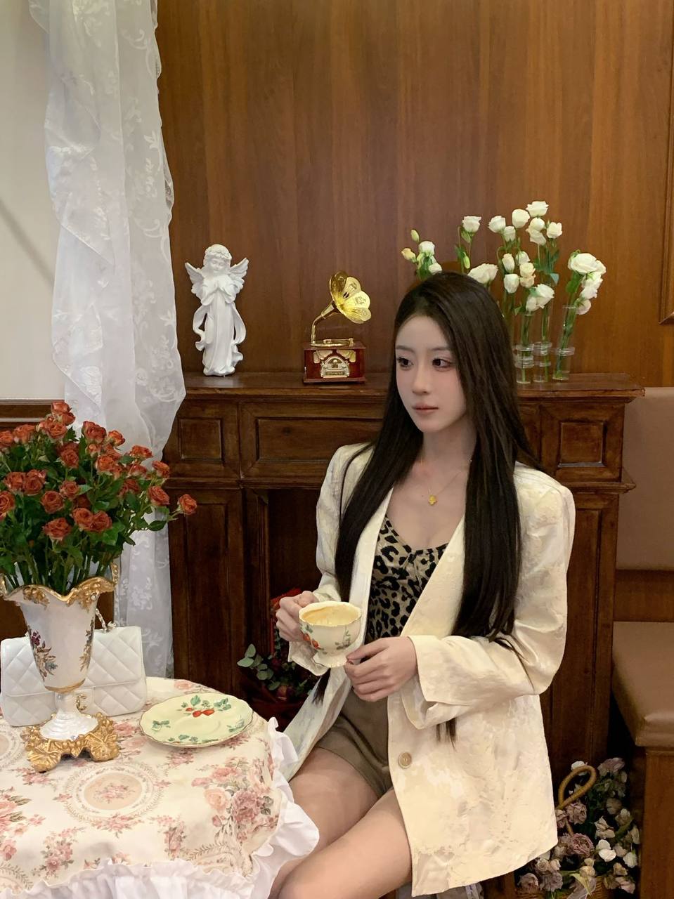 身材高挑纤细小瑾