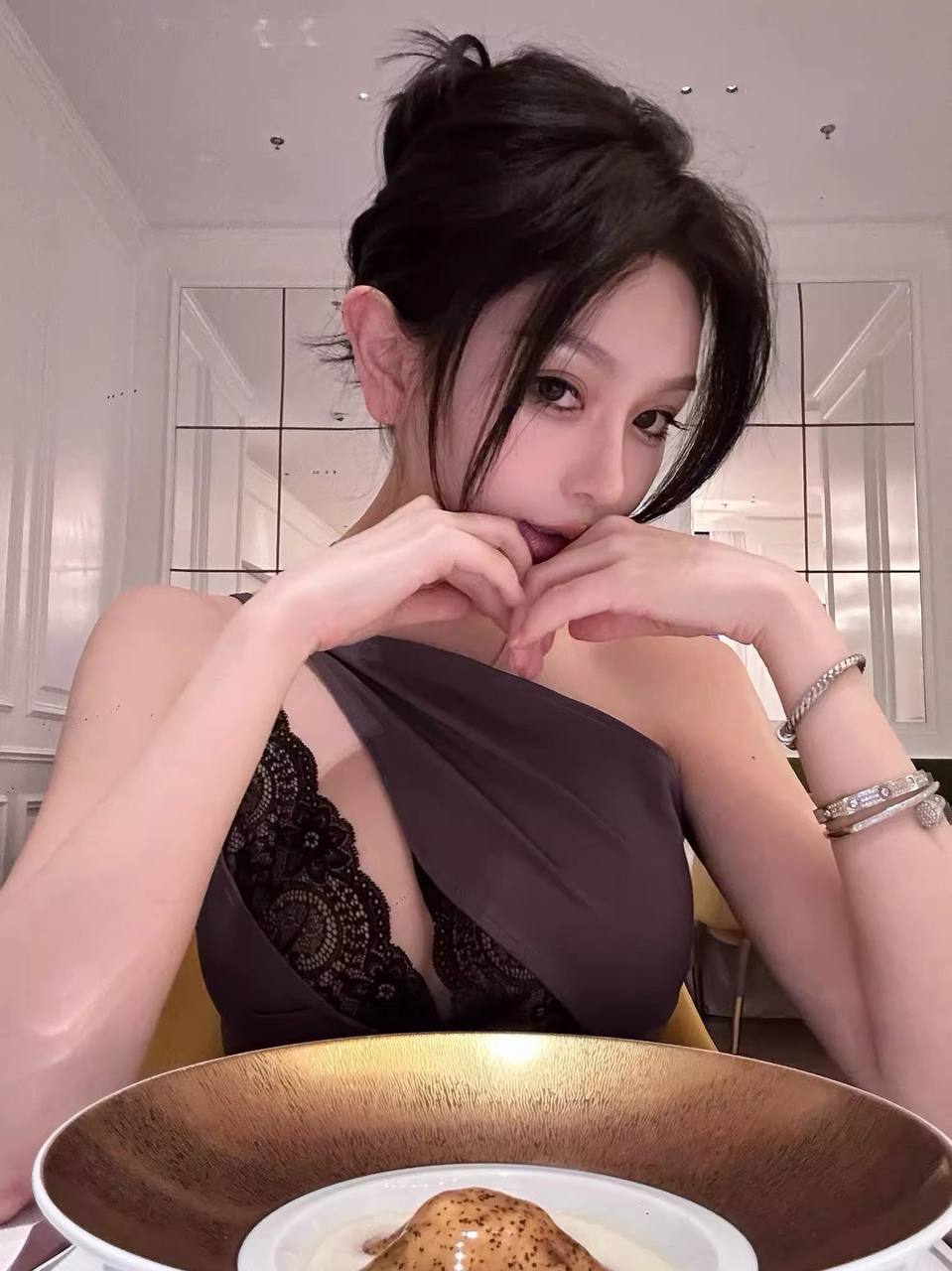 大胸平面模特语涵