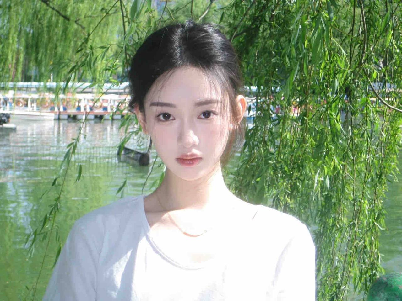 娇小可爱大学生晴盈
