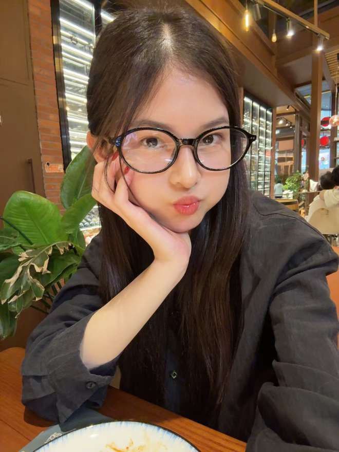 反差乖乖女Avina