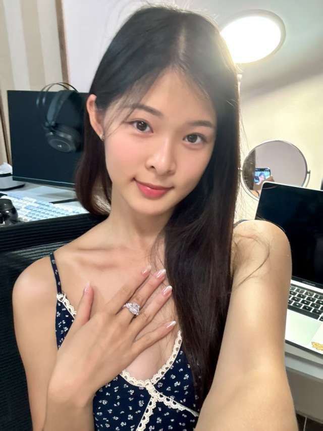 反差乖乖女Avina