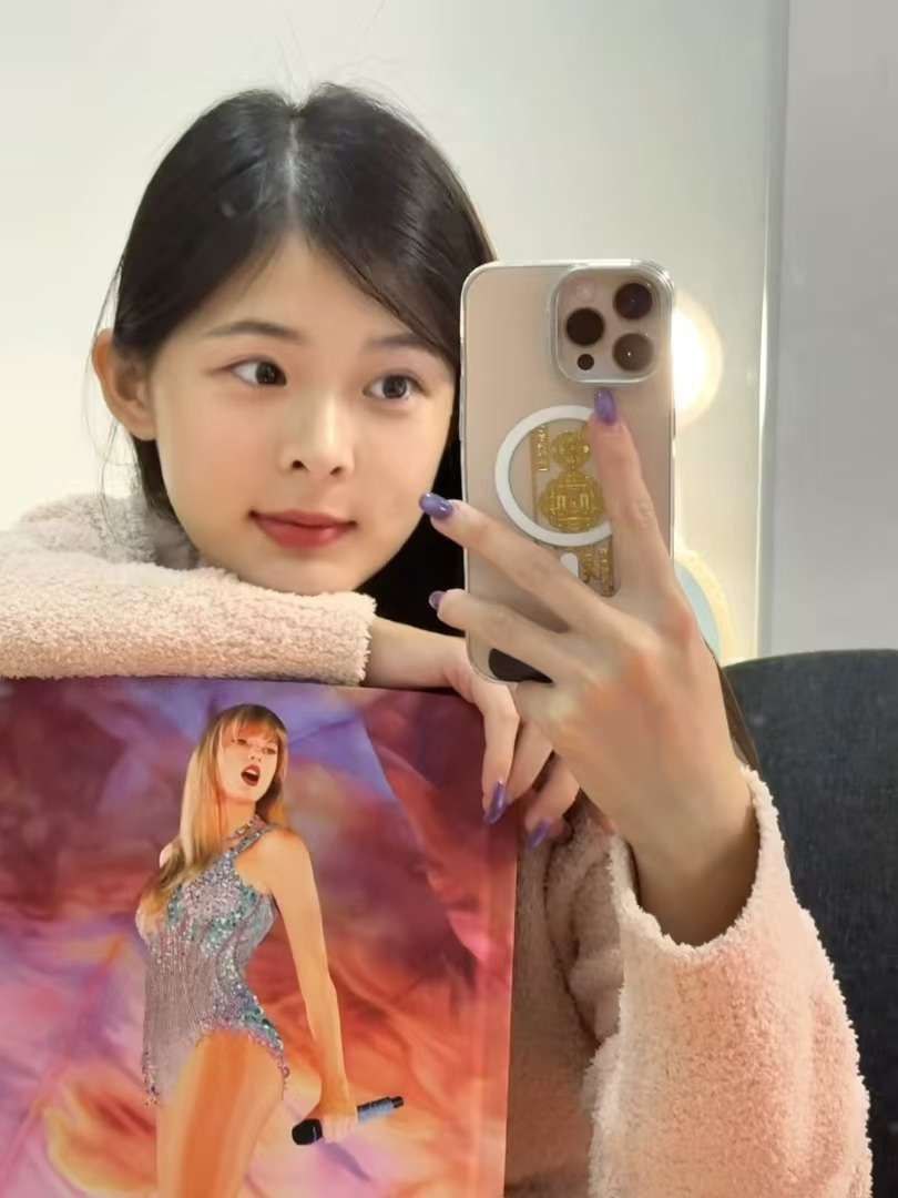 反差乖乖女Avina
