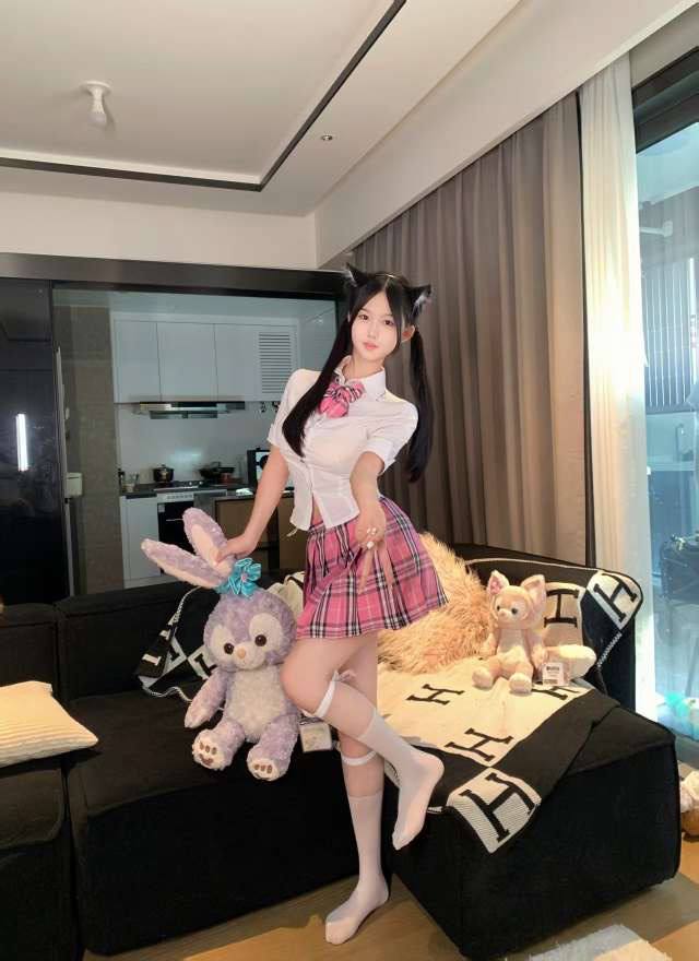 清纯幼态脸洛薇