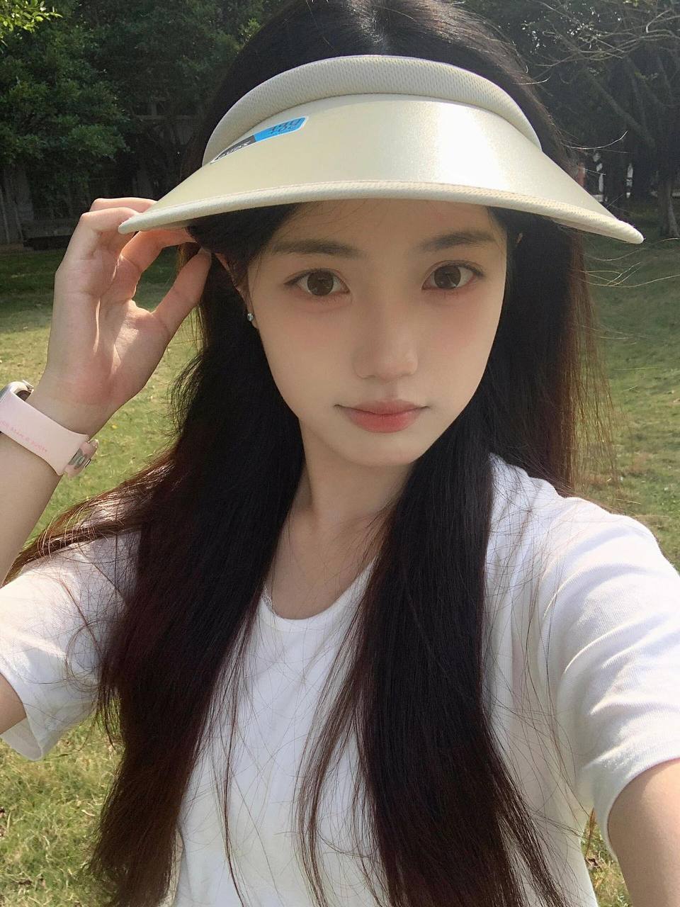 大二在读生Omira