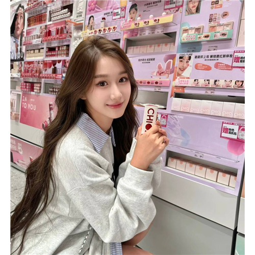 年轻化妆师卡米